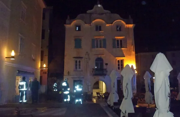 Gasilci ponoči na strehi glasbene &scaron;ole