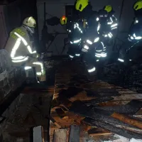 Gasilci ponoči na strehi glasbene &scaron;ole