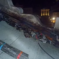 Gasilci ponoči na strehi glasbene &scaron;ole