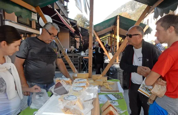  V kaverni iz prve svetovne vojne staran trdi kravji  sir je 
pritegnil veliko zanimanja in kupcev. 