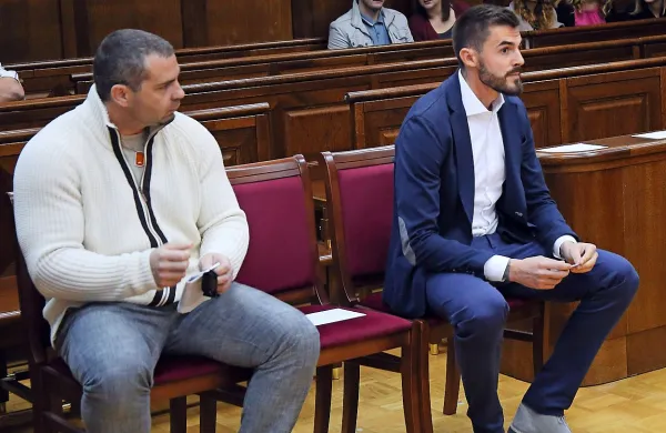 Z zagovorom Marka Cecelje in Ivice Guberca se  je danes 
končal drugi dan sojenja združbi,  zbrani okoli izolskih Kober, 
ki jim tožilstvo  očita preprodajo droge in prevažanje ilegalcev  
čez mejo.