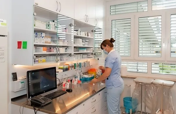 Prenovljeni oddelek intenzivne terapije infekcijske klinike ima 
poleg sobe za zdravila (na fotografiji) tudi del, ki ga lahko takoj 
spremenijo v karanteno.