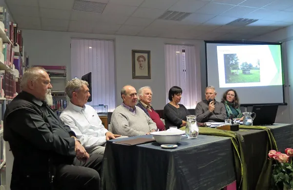 Na pogovornem večeru so sodelovali (od leve proti desni): 
Stanislav Kristan, Oskar Čebulec, Stanislav Renčelj, Pavel 
Skrinjar, Magdalena Svetina Terčon, Ljubo Lah in Aneja 
Rože.