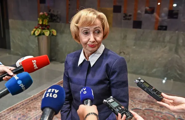  Ministrica za zdravje Milojka Kolar Celarc poudarja, da se z  
novelo zakona o zdravstveni dejavnosti za bolnike nič ne 
spreminja ter da novela ureja koncesije na zakonit in transparenten način.  