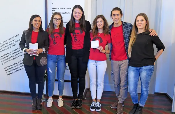 Mentorica Maja Prešeren z ekipo podjetnih dijakov