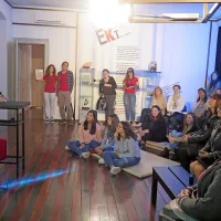 Mentorica Maja Prešern je zbranim v Kosovelovi sobi predstavila, kako je nastala pesniška 
zbirka. Prireditve so se udeležili tudi prevajalci.
