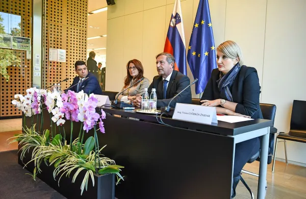 Konferenco so predstavili (z leve) obrambna ministrica Andreja Katič, zunanji minister Karl Erjavec in notranja ministrica 
Vesna Gjörkös Žnidar.