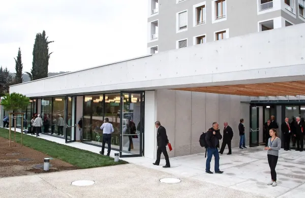 Ko so odprli  oskrbovana stanovanja,  so pokazali  tudi   Center 
dnevnih  aktivnosti (na fotografiji levo). Za zdaj prazen prostor 
bodo opremili do decembra.    