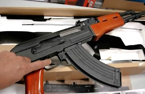 V obtoku je veliko plastičnih ponaredkov legendarne puške 
kalašnikov AK-47. Fotografija je simbolična. 