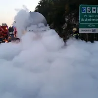 Uhajajoči ogljikov dioksid iz cisterne je na avtocesti pri 
Postojni ustvaril megleno zaveso.