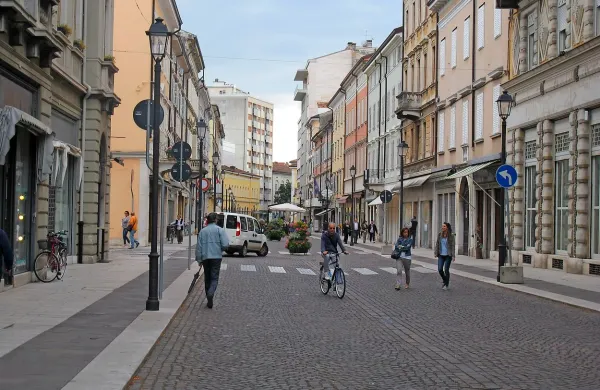 Iz trgovine na Verdijevem korzu v Gorici so ukradli torbice. 