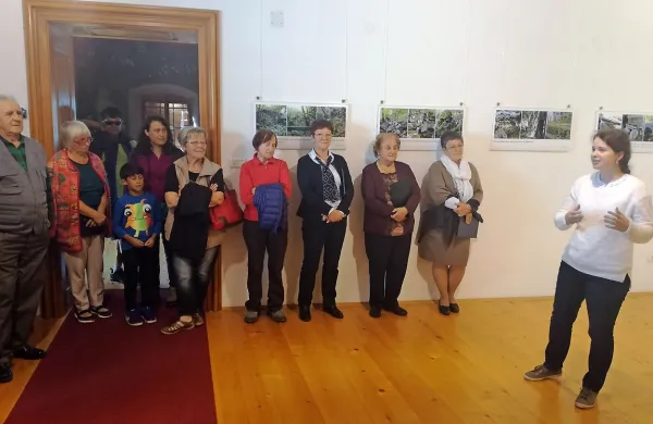 Avtorske fotografije članov odbora za varstvo kulturne dediščine na premski razstavi  prikazujejo detajle ruševin in 
obnovljenih mlinov na reki Reki, ki jih je bilo nekoč vsaj 40. O 
pomenu razstave je spregovorila Anu Kahuna (prva z desne). 

