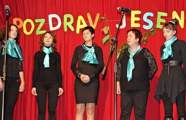 Idrijska dekliška skupina Men se lušta pit je jesen pozdravila 
z ubrano pesmijo.