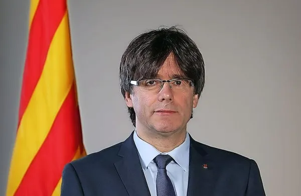 Katalonski premier Carles Puigdemont naj bi nocoj ob 21. uri 
nagovoril javnost.