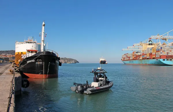 Tanker z 200 tonami nafte je konec marca zaradi odpovedi 
avtomatskega pilota nasedel, k sreči pa ni prišlo do izlitja 
nafte.