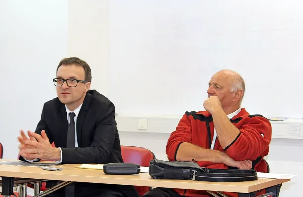 Sebastjan Kerčmar (levo) in Miran Ciglič sta delničarje  
pozvala, naj delnic ne prodajajo, in obljubila pomoč vsem, ki 
so jih prodali po   nerealno nizki ceni. 