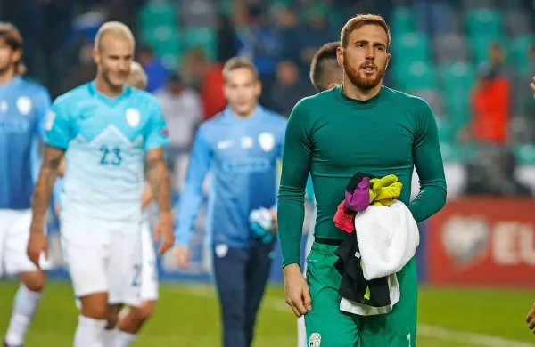 Jan Oblak (v ospredju) je na prvem soočenju z Anglijo v 
Stožicah mrežo ohranil nedotaknjeno, Slovenija pa je osvojila 
točko. Jutri bo potrebovala vse tri.