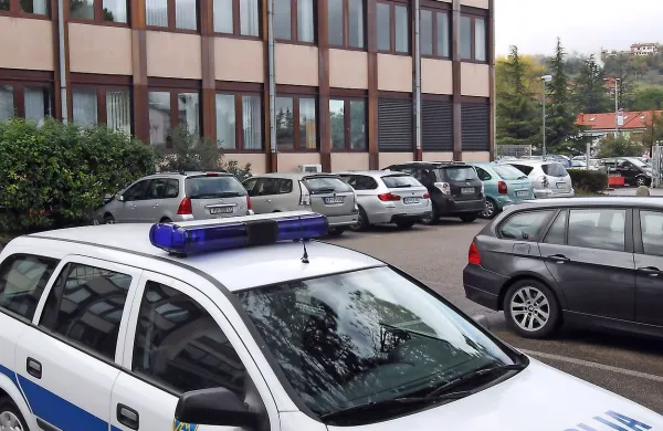 Pred približno štirimi leti so kriminalisti opravljali številne 
hišne preiskave in zbirali dokaze o kaznivih dejanjih, na katere  
je žvižgač opozoril komisijo za preprečevanje korupcije.