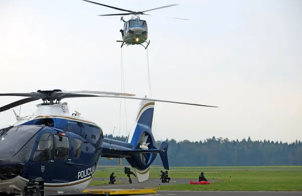 Policija svoje helikopterje prvenstveno potrebuje za izvajanje 
lastnih nalog; kljub temu približno četrtino ur namenijo 
medicinskim prevozom oziroma reševanju.