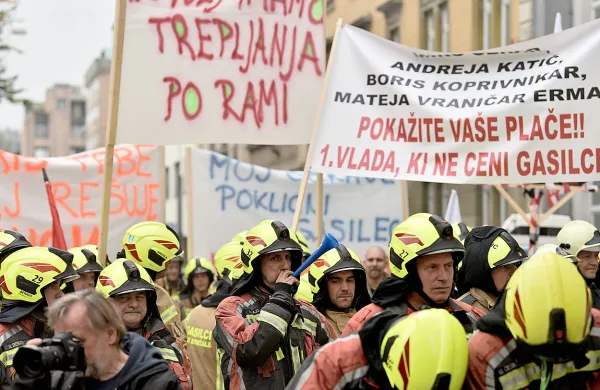 Gasilci so se  zbrali pred vlado z glasnimi zahtevami za boljše 
vrednotenje svojega dela.