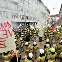 Gasilci pred vlado z glasnimi zahtevami za bolj&scaron;e vrednotenje svojega dela