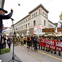 Gasilci pred vlado z glasnimi zahtevami za bolj&scaron;e vrednotenje svojega dela