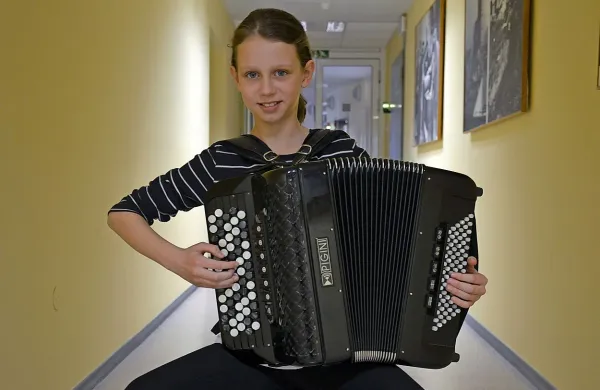 Tadeja Udovič Kovačič očara z  nadvse muzikalno igro. 