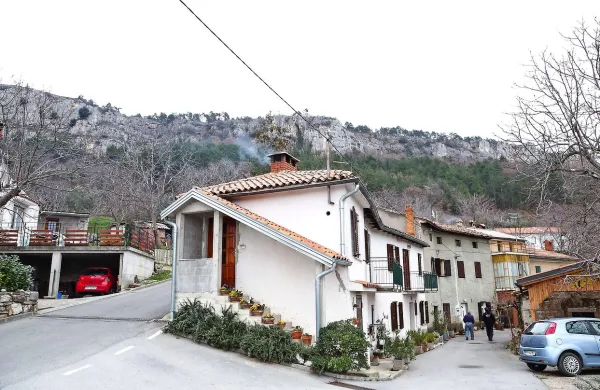 Odstranjujejo skale, ki ogrožajo Bezovico