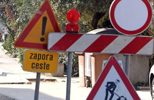 Gradijo kanalizacijo, promet bo oviran