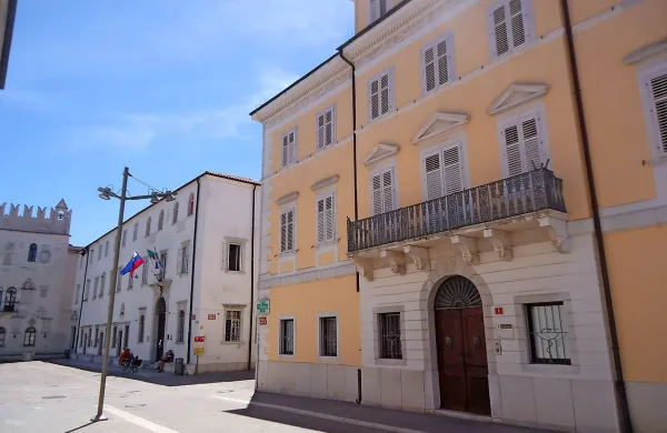 Vse manj verjetno je, da se bo italijanski konzulat v  prihodnje 
preselil v  palačo Pizzarello-Palma (desno) nad Obalnimi 
lekarnami. 