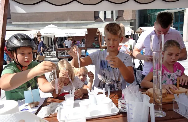 Za zabavno poučen festival znanosti je veliko zanimanja. 