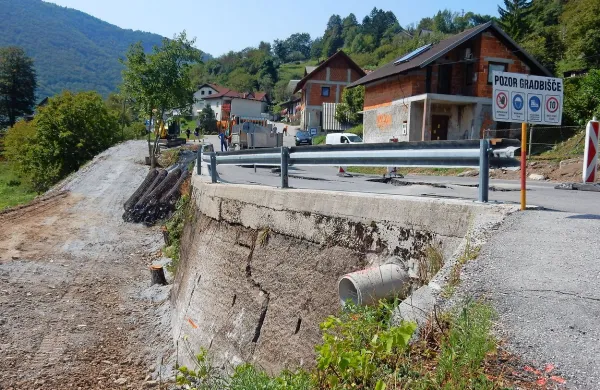 Cesto bodo re&scaron;evali z 42 piloti