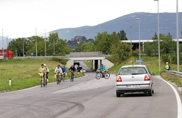 Ena od manj varnih točk za kolesarje je pod  podvozom pod hitro cesto. Ko bodo zgradili 
krožišče proti PTP, bodo lahko cesto zožili, znižali hitrost in uredili varno kolesarsko stezo.