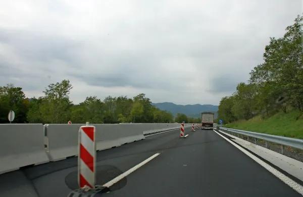 V teh dneh se bo končala obnova prvega dela vipavske hitre 
ceste, najverjetneje jo bodo nadaljevali spomladi. 