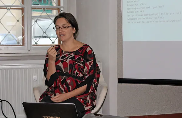      Dr. Maja Bitenc na predstavitvi  monografije o rabi idrijskega 
govora mobilnih govorcev.