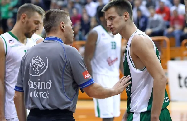 Običajen prizor s košarkarskih igrišč (Matej Rojc v “prisrčnem” pogovoru z enim 
najboljših sodnikov Damirjem Javorjem). Zdaj igrišča  samevajo. 