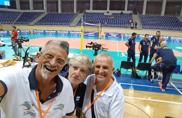 Strokovni in novinarski komentator na RAI Sport   Andrea 
Luchetta in  Maurizio Colantoni ter primorski trener Zoran 
Jerončič na prizorišču EP.



