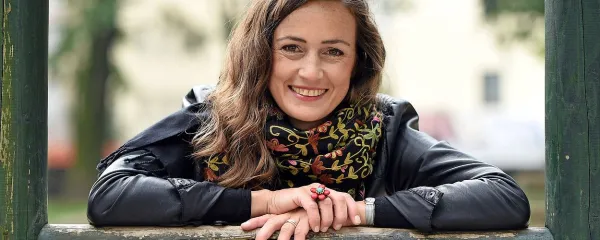 Andreja Poljanec: “Starševstvo nikakor ne more biti še tako dober skupek pravil in smernic, ampak ga moraš  vedno prilagajati vsakemu otroku posebej. Jaz, ki jih imam pet, nikakor ne morem istega materinstva razvijati ob vsakem od njih. Ker sploh ne deluje.”