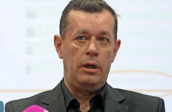 Predsedniški kandidat Andrej Šiško se je  vendarle odločil 
vztrajati pri kandidaturi in aktivnem sodelovanju v predvolilnem boju.