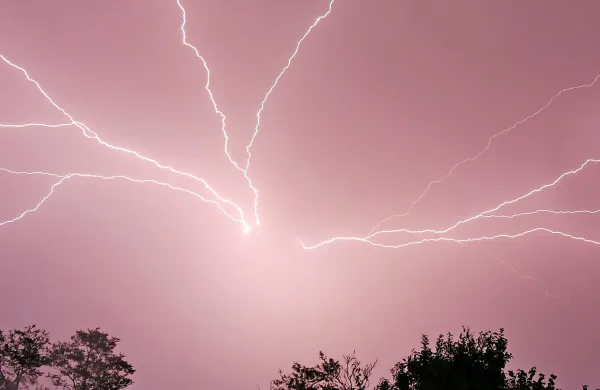 Na severu Nemčije po hudem neurju &scaron;e vedno težave v železni&scaron;kem prometu