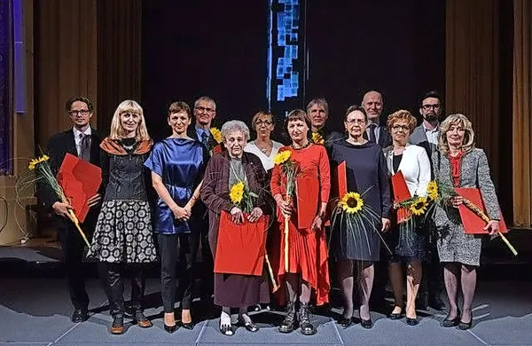 Bogdana Borota (druga z desne) z ostalimi nagrajenci