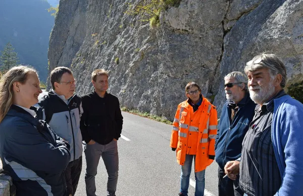 Vpleteni v projekt so se pred kratkim dogovorili, kako bodo  razširili cesto pod skalo pred 
trdnjavo Kluže. 