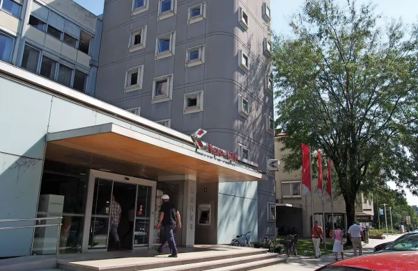 V ponedeljek je četverica iz sektorja za upravljanje problematičnih naložb v NKBM v Novi Gorici prejela odpovedi o 
zaposlitvi. 