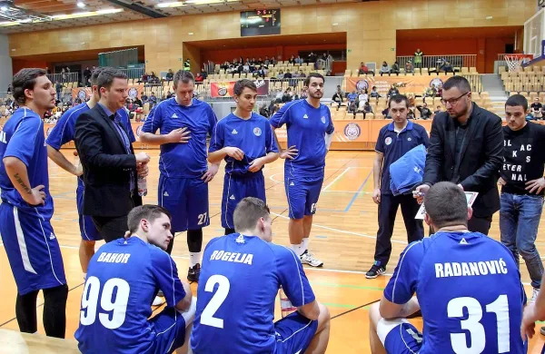 Košarkarji Sixta Primorske bodo jutri ob 19. uri v koprski 
dvorani Bonifika odigrali dobrodelno prvoligaško tekmo z 
ljubljansko Ilirijo. 