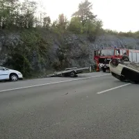 Dva avta v jarku, tretji na strehi