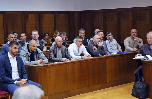 Valon Hoxhaj (prvi z desne) je včeraj pred sodiščem branil 
svojega starejšega brata Dibrana (prvi z leve). 