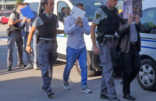 Urim Rexhaj (v svetlo modrih hlačah) bo v zaporu še slabo 
leto,  potem pa bo lahko že zaprosil za pogojni izpust.