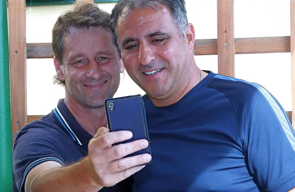Tudi pomočnik Alfred Jermaniš (levo) in trener Vlado Badžim 
sta naredila priljubljeni selfie.