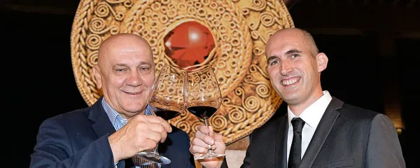 Letošnji rubin, cabernet sauvignonom 2013 z Debelega rtiča, 
sta predstavila v. d. predsednika uprave Vinakopra Robert 
Fakin (levo) in glavni enolog Boštjan Zidar.