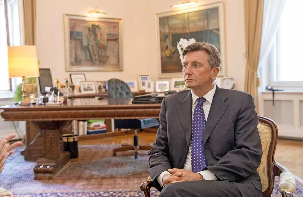 Po javnomnenjski raziskavi, ki jo je  za RTV Slovenija opravila 
družba Episcenter, bi Borut Pahor v prvem krogu prejel 51,1 
odstotka glasov.